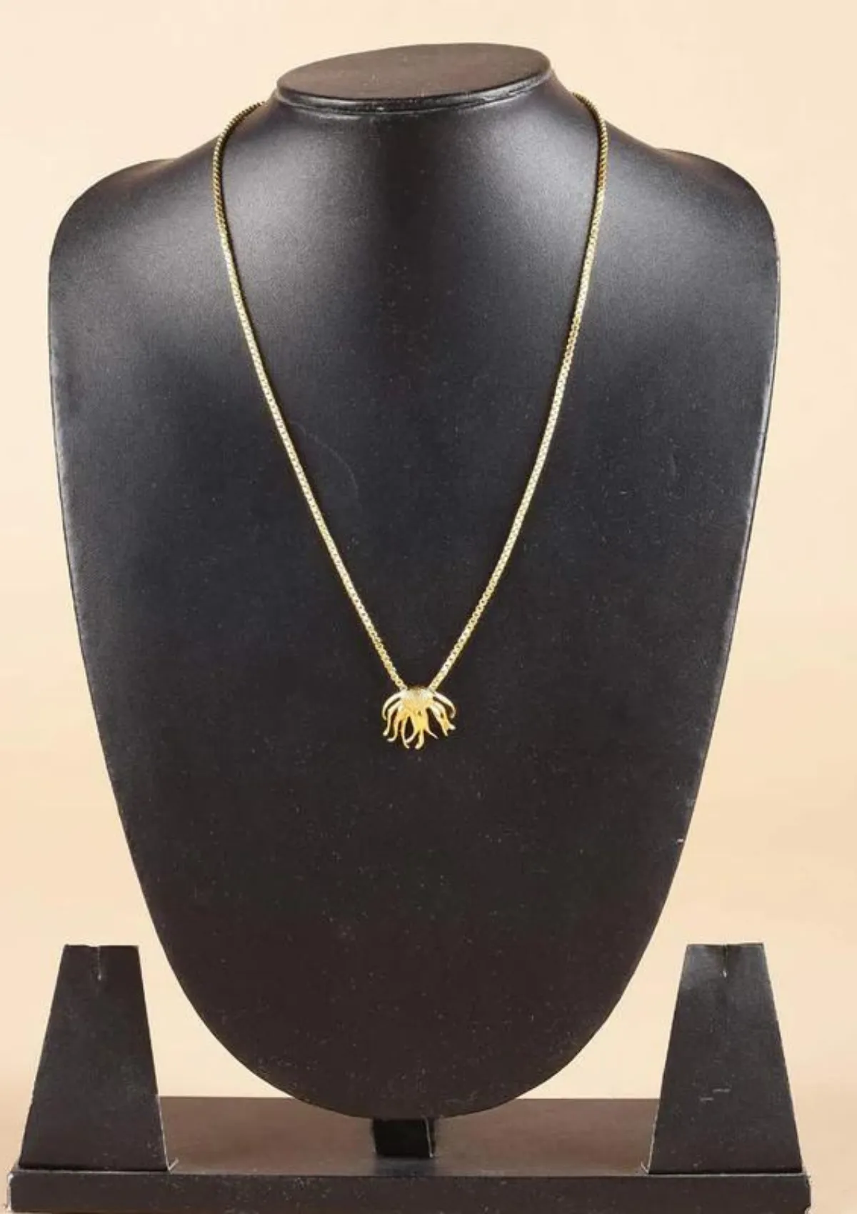 Delicate Flower Pendant Necklace