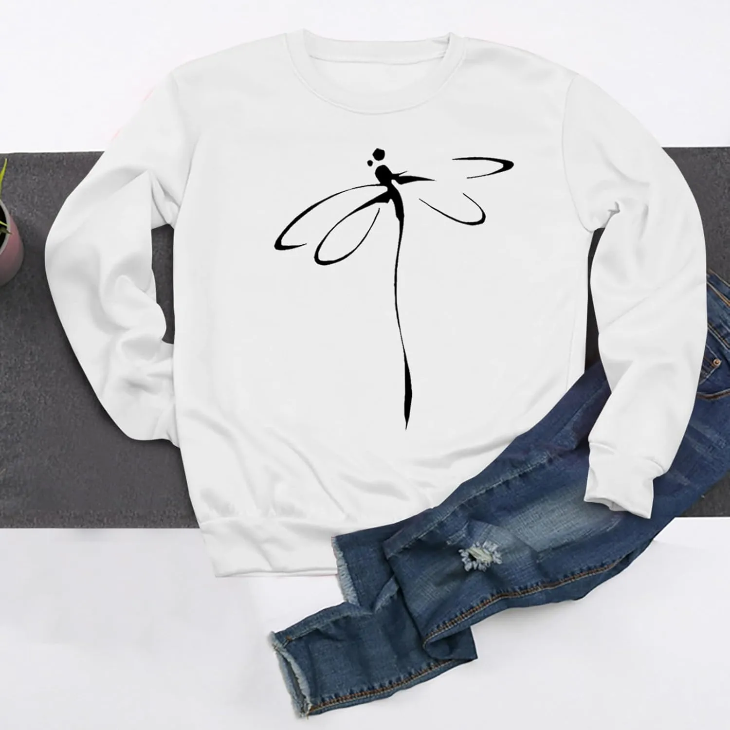Women's Long Sleeve Pullover 2024 Fall Casual Comfy Loose Shirts Trendy Dragonfly Pattern Print Round Neck Sweatshirt